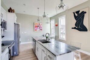 Kylskåp, mikrovågsugn, ugn och diskmaskin