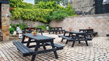 Rumah | Tempat makan outdoor