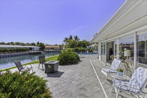 A heated pool - Tropical Canal Home–Pool, Sun & Water Access: Paradise Cottage in LBK by RVA (Longboat Key)