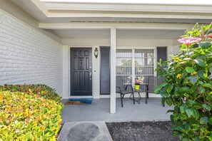 Exterior detail - Tropical Canal Home–Pool, Sun & Water Access: Paradise Cottage in LBK by RVA (Longboat Key)