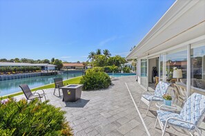 A heated pool - Tropical Canal Home–Pool, Sun & Water Access: Paradise Cottage in LBK by RVA (Longboat Key)