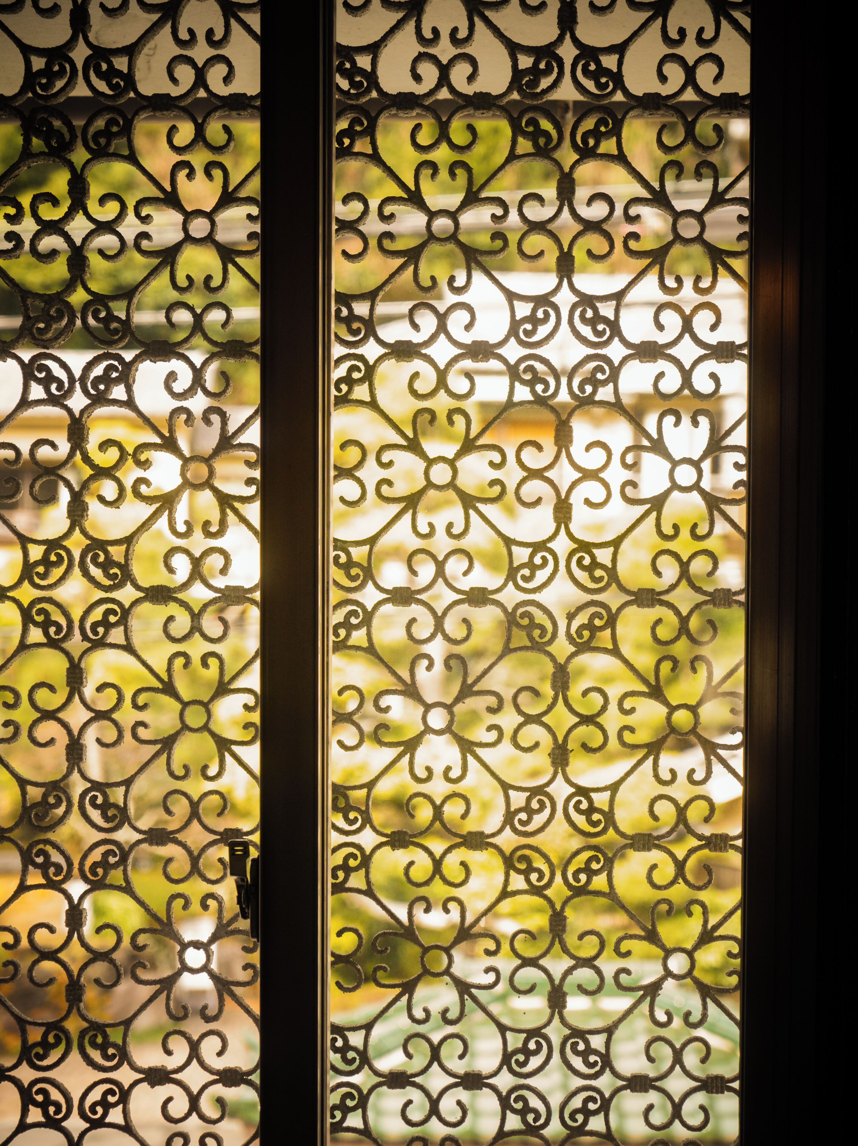 Une fenêtre ornée de motifs complexes en métal.