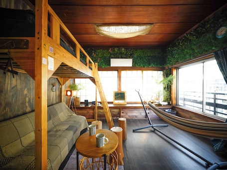 Design Room (Pets Allowed) | Free WiFi, bed sheets. Wanderlust Inn