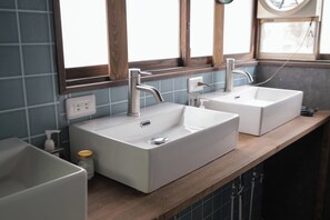 Een douche, pantoffels, handdoeken