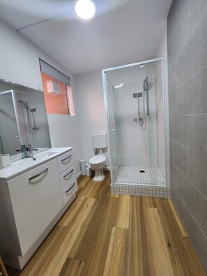 Douche, sèche-cheveux, serviettes fournies, savon