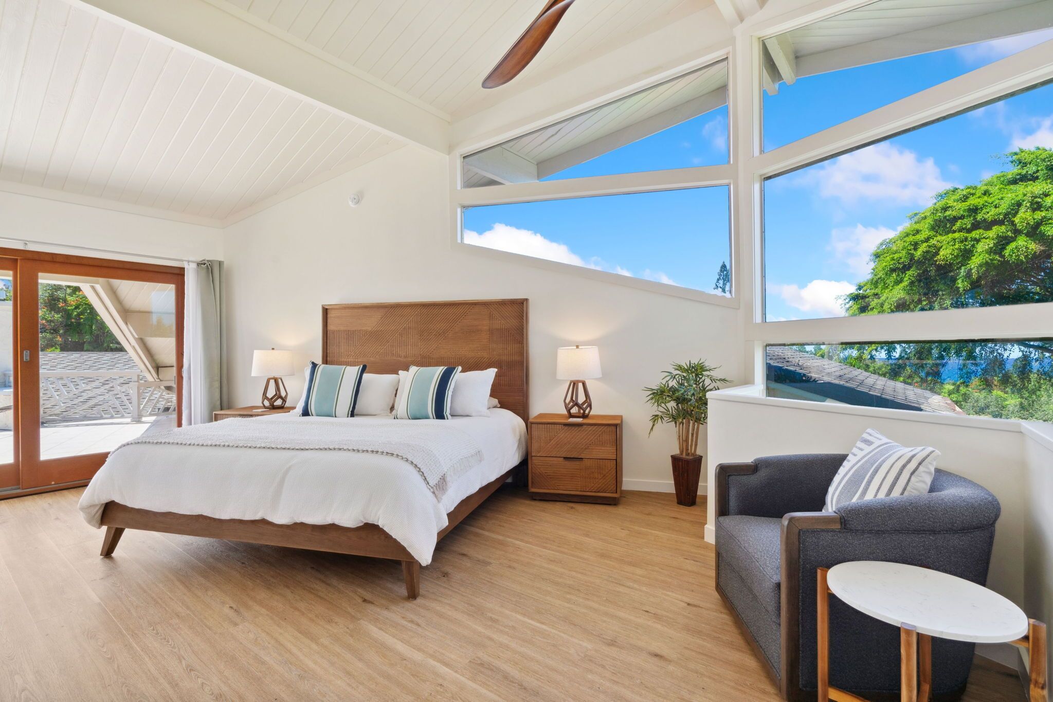 5 bedrooms, desk, iron/ironing board, travel crib