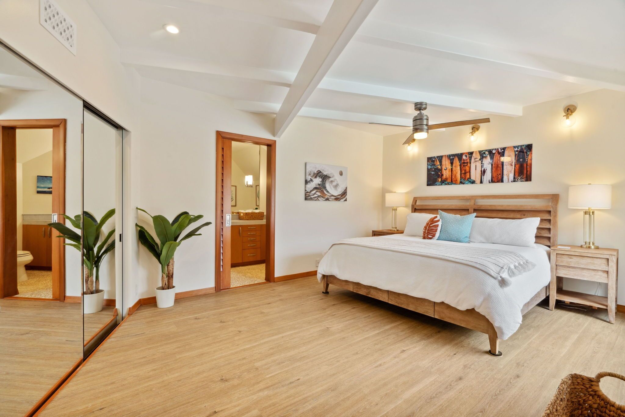 5 bedrooms, desk, iron/ironing board, travel crib