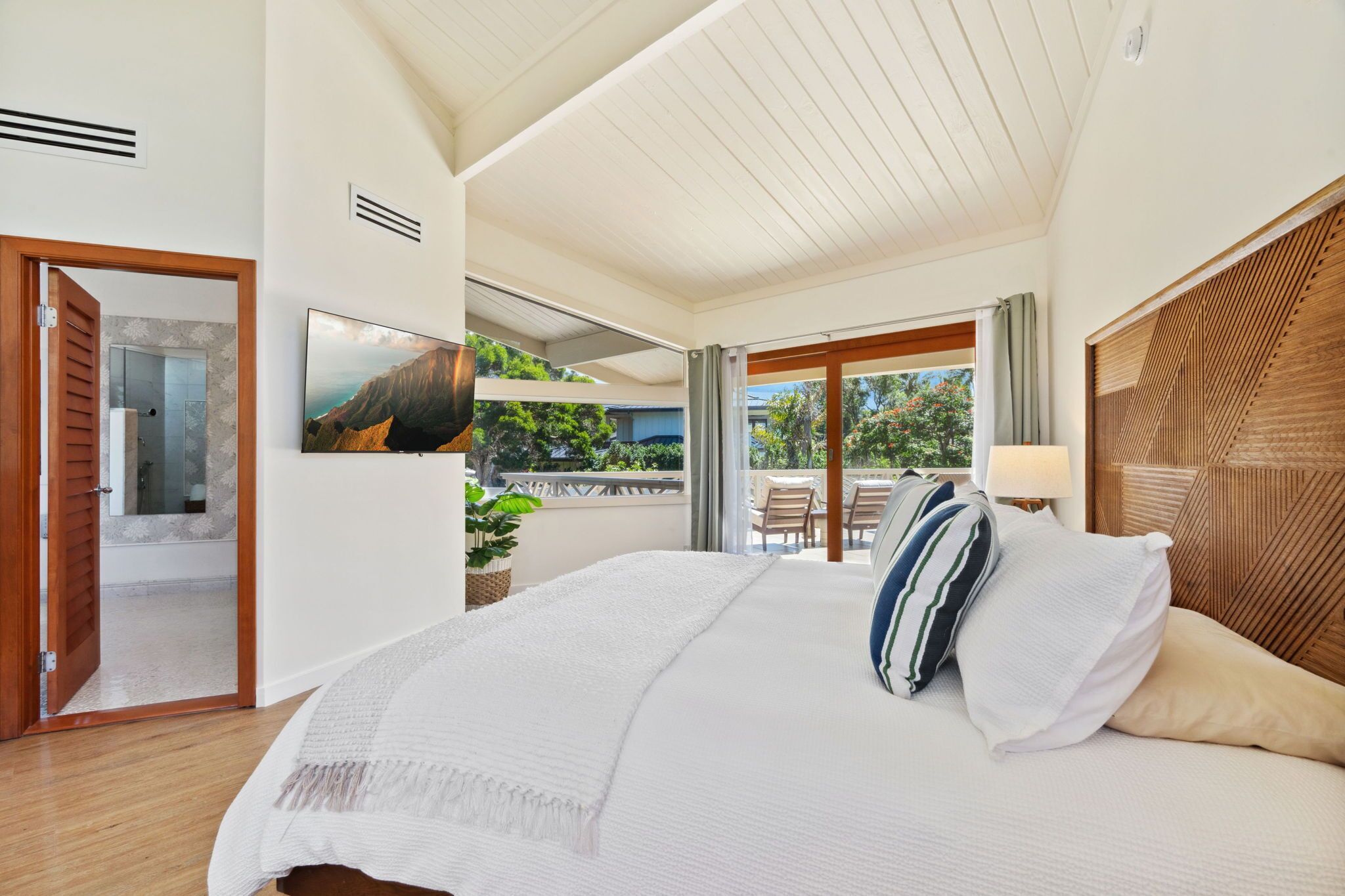 5 bedrooms, desk, iron/ironing board, travel crib