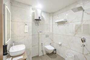 Quadrupla Luxury, 1 camera da letto | Bagno | Doccia, soffione a pioggia, set di cortesia gratuito, pantofole