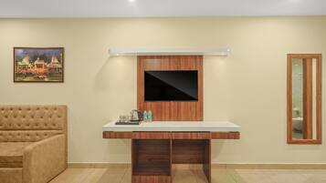 Superior-Dreibettzimmer | Wohnbereich | 32-Zoll-LED-Fernseher mit Satellitenempfang