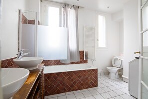 Douche, sèche-cheveux, serviettes fournies, savon