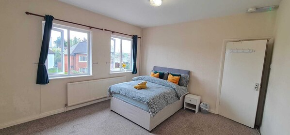 1 多间卧室、熨斗/熨衣板、WiFi、床单