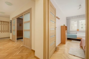 2 Schlafzimmer, Schreibtisch, Bügeleisen/Bügelbrett, Reisekinderbett