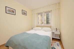 2 Schlafzimmer, Schreibtisch, Bügeleisen/Bügelbrett, Reisekinderbett