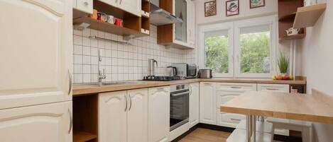 Een koelkast, een microgolfoven, een oven, een kookplaat