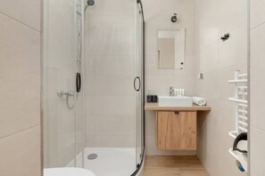 Dusche, Haartrockner, Handtücher, Shampoo