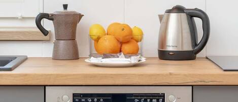 Réfrigérateur, micro-ondes, plaque de cuisson, lave-vaisselle