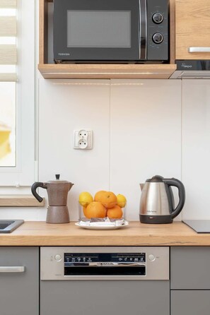 Fridge, microwave, stovetop, dishwasher