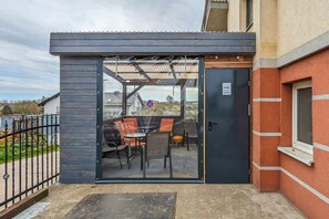 Outdoor dining - Cozy Apartment with Balcony | 5 minutes to the beach (Chłapowo)