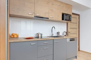 Kühlschrank, Mikrowelle, Herdplatte, Geschirrspüler