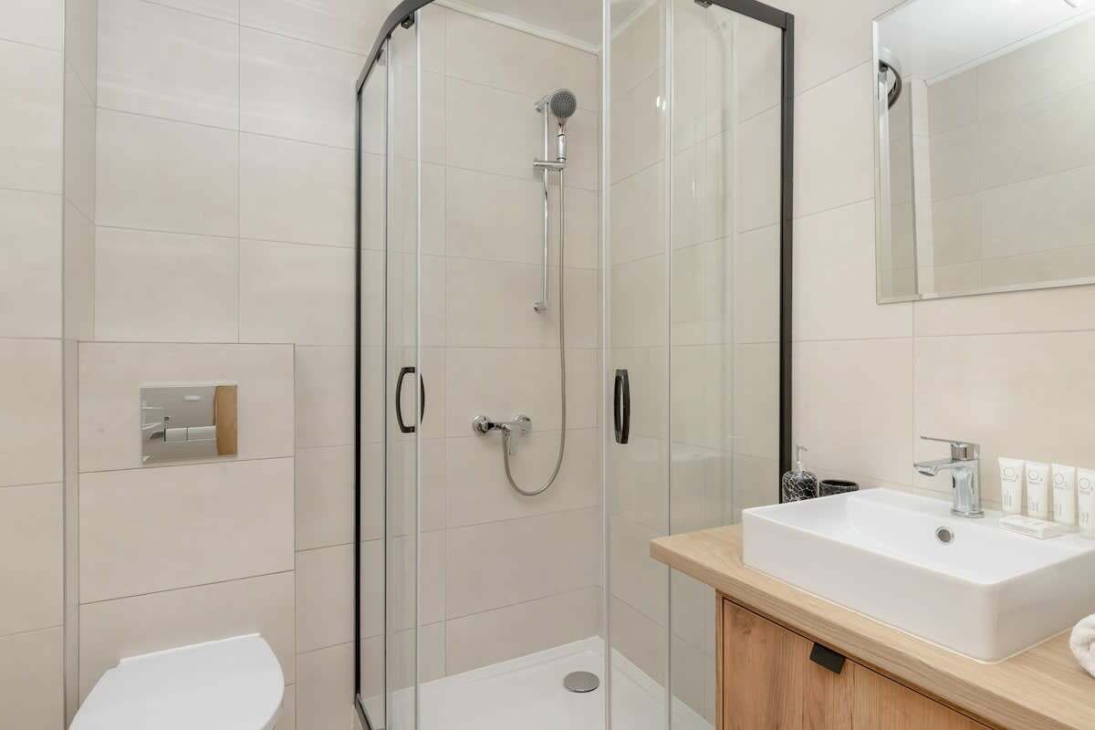 Shower, hair dryer, towels, shampoo