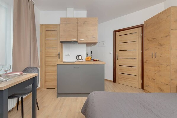 Iron/ironing board, travel cot, WiFi, bed sheets