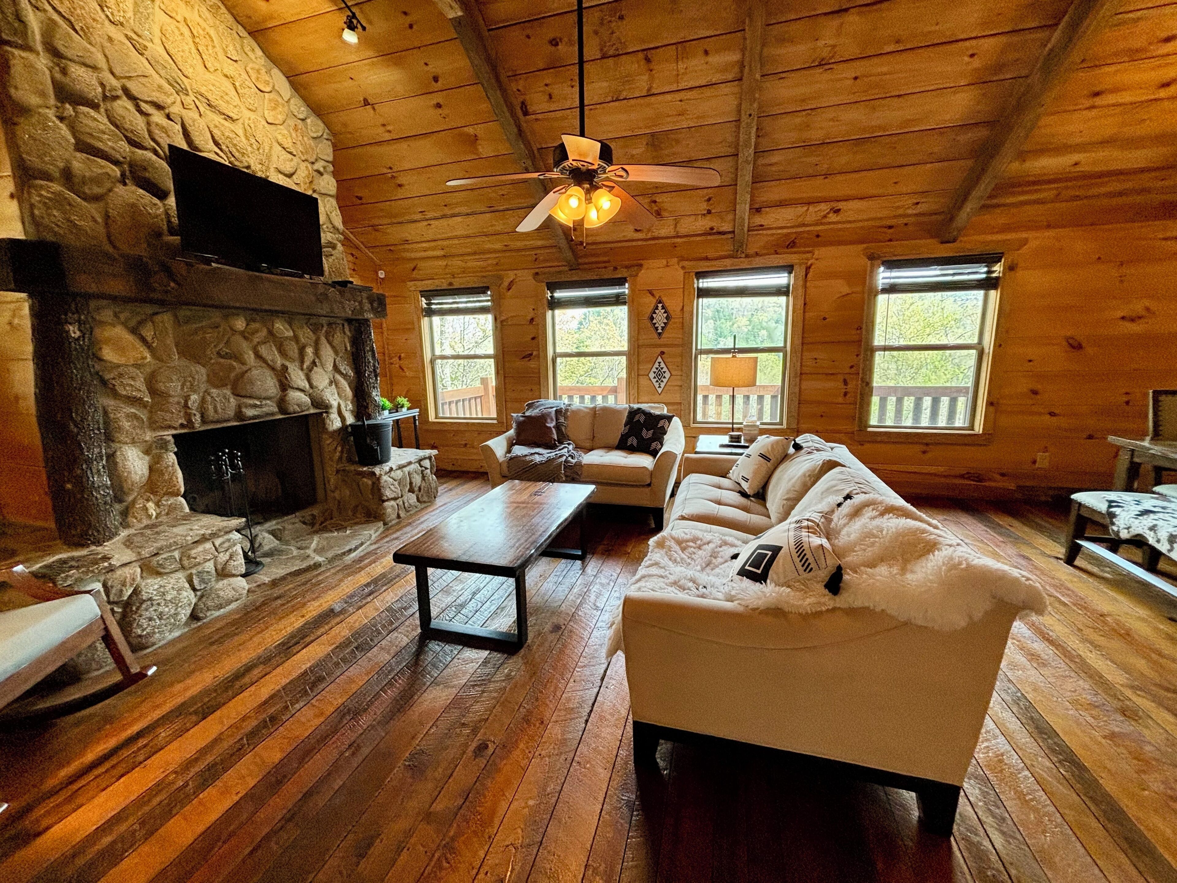 Welcome To The Timber Tales! Rustic Decor And Close To Town! - Murphy, NC
