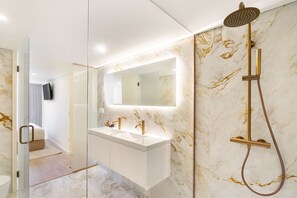 Towels, soap, shampoo, toilet paper - Douro Prestige with Shared S-Pool (Porto)