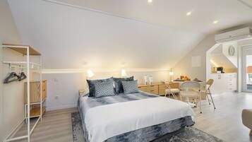 3 kamar tidur, kedap suara, setrika/meja setrika, dan Wi-Fi gratis