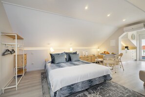 A bedroom with a bed, bedside tables, a desk, and a chair. - Douro Prestige with Shared S-Pool (Porto)
