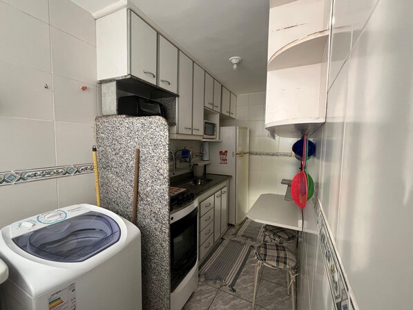 冷蔵庫、電子レンジ、オーブン、コンロ