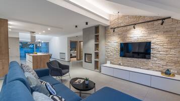 Smart TV, fireplace, table tennis