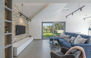 Una Smart TV, una chimenea, una mesa de tenis de mesa