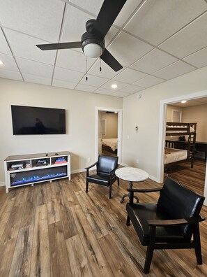 2 bedrooms, desk, WiFi, bed sheets