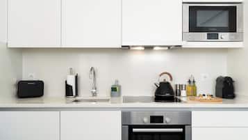 Studio, 1 grand lit et 1 canapé-lit | Cuisine privée | Réfrigérateur, micro-ondes, four, plaque de cuisson