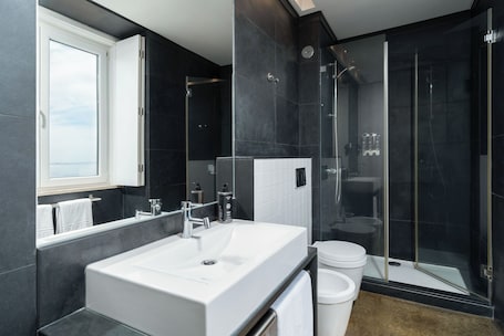 Studio with Sofa Bed | Bathroom. Limehome Lisbon Calçada do Cardeal