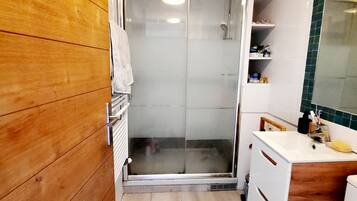 SĂšche-cheveux, serviettes fournies, savon, shampoing