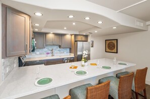 Kylskåp, mikrovågsugn, ugn och spishäll