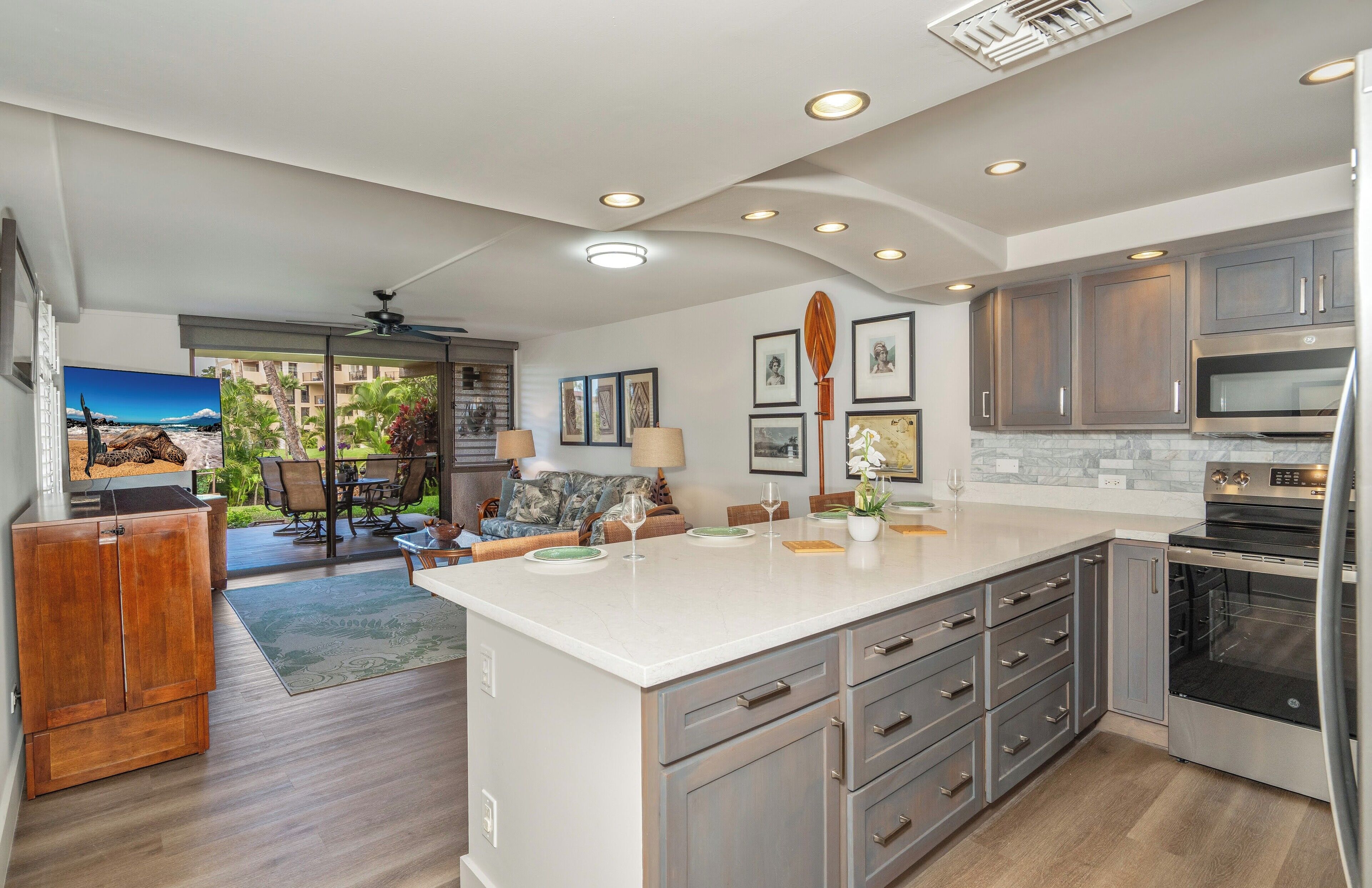 冷蔵庫、電子レンジ、オーブン、コンロ