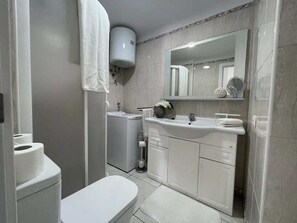 Een douche, een haardroger, handdoeken