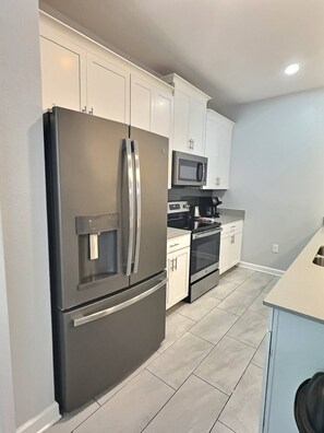 Kühlschrank, Mikrowelle, Herdplatte, Geschirrspüler