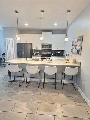 Réfrigérateur, micro-ondes, plaque de cuisson, lave-vaisselle