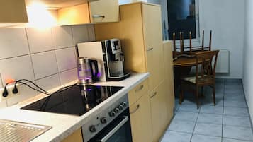 Apartment | Eigene Küche | Kühlschrank, Ofen, Wasserkocher, Kochgeschirr/Geschirr/Besteck