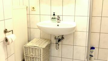 Apartment | Badezimmer | Dusche, Handtücher, Toilettenpapier