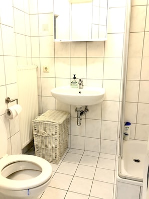 Bathroom - Quiet Apartment in Middle of City Centre (Tuttlingen)