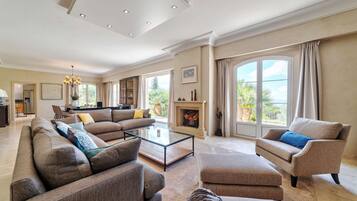 Televisie en een open haard