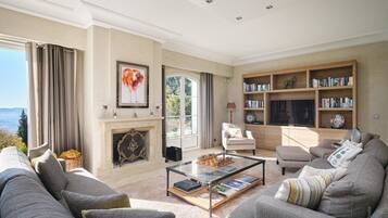 Télévision, cheminée