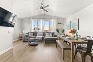 TV, offices - 9 Bedrooms-7 Bath-2 Kitchens-Parking-Sleeps 22! (San Diego)