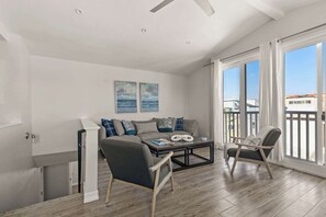 TV, offices - 9 Bedrooms-7 Bath-2 Kitchens-Parking-Sleeps 22! (San Diego)