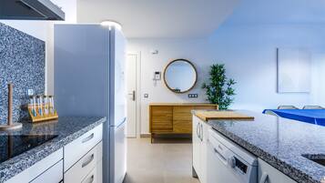 Wasserkocher mit Kaffee-/Teezubehör, Kühlschrank, Mikrowelle, Ofen